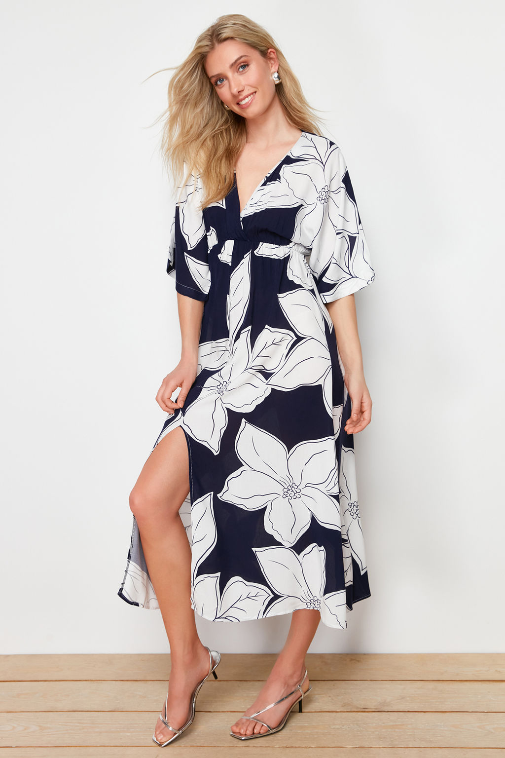 Lacivert Cicek Desenli A Kesim Kruvaze Yaka Midi Dokuma Elbise TWOSS24EL00913