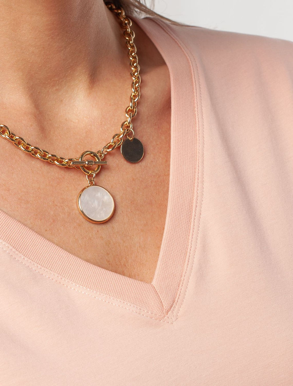 Футболка из премиального хлопка с V-образным вырезом