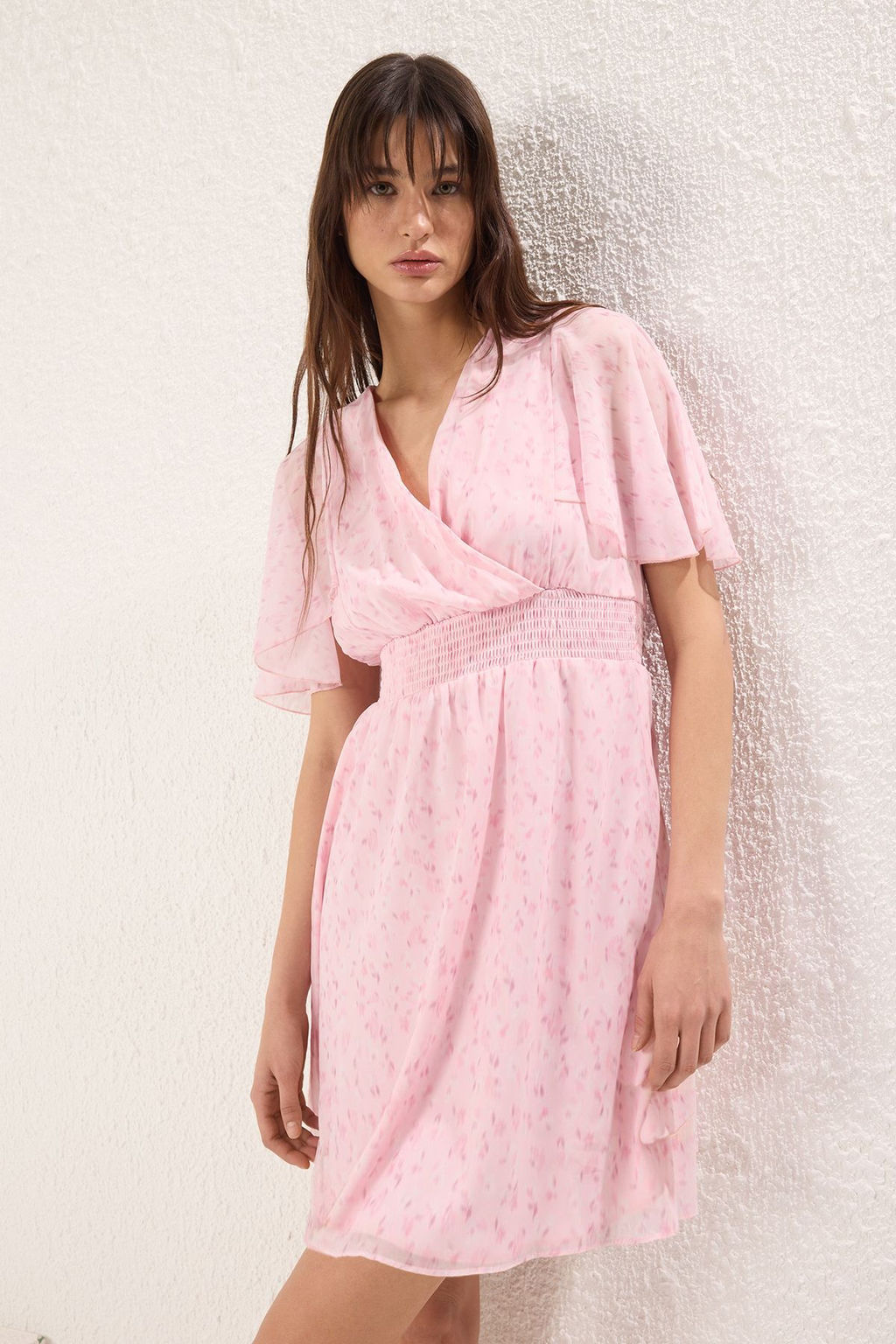 Pembe Cicek Desenli Etegi Belden Ac?lan Gipeli Sifon Ucus Ucus Dokuma Mini Elbise TWOSS25EL00566