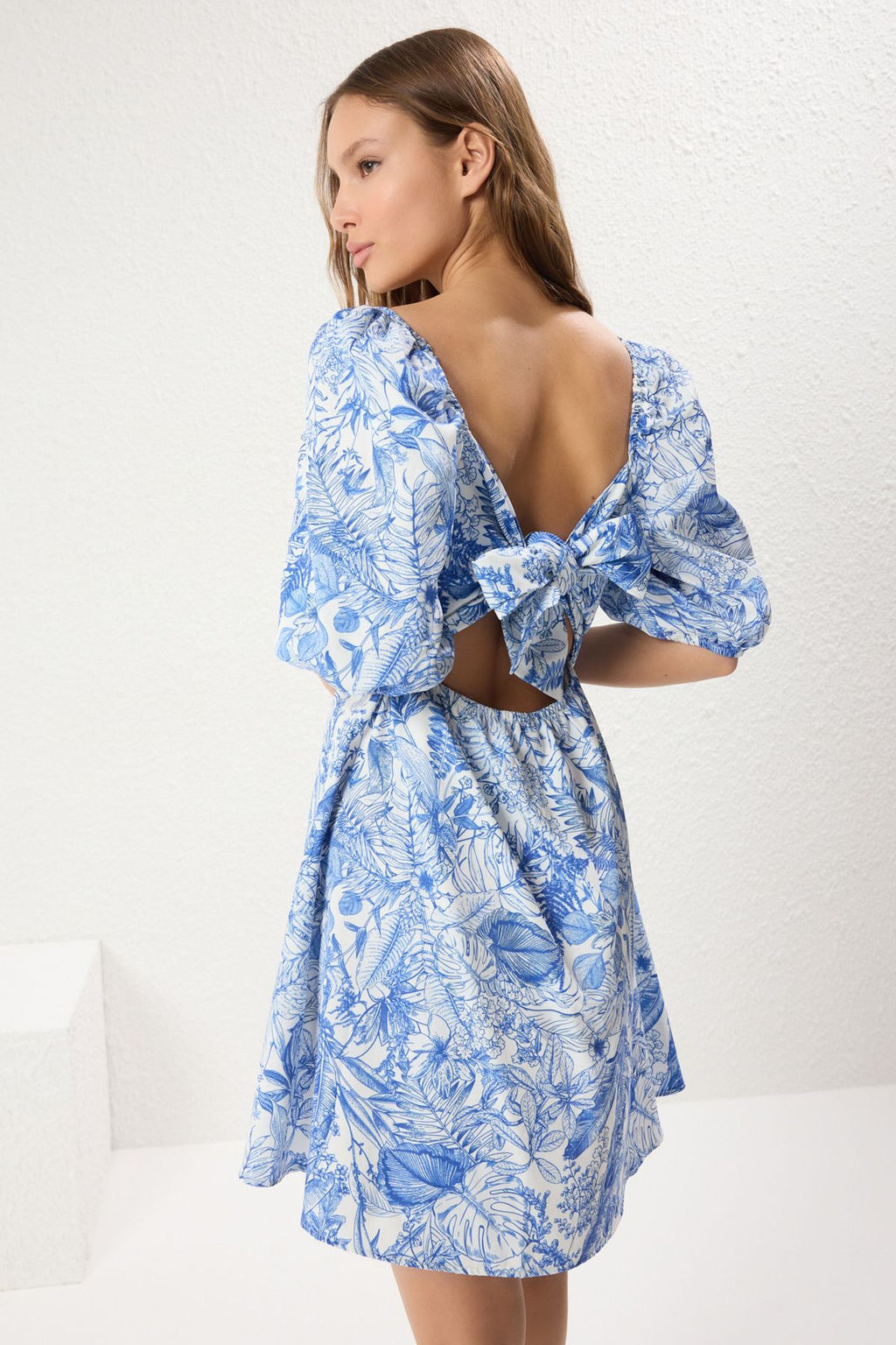 TRENDYOLMILLA Cok Renkli Cicekli Skater/Belden Ac?lan S?rt Detayl? Mini Dokuma Elbise TWOSS22EL1107