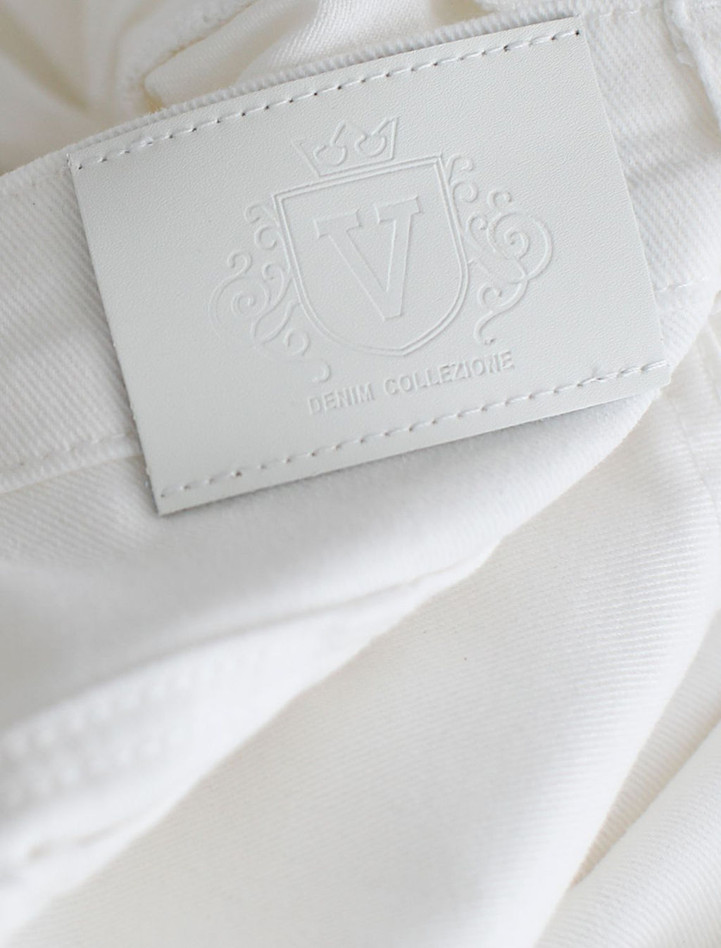 Джинсы клеш с прорезями и необработанным краем из эластичного денима средней плотности - Vilatte фото 6