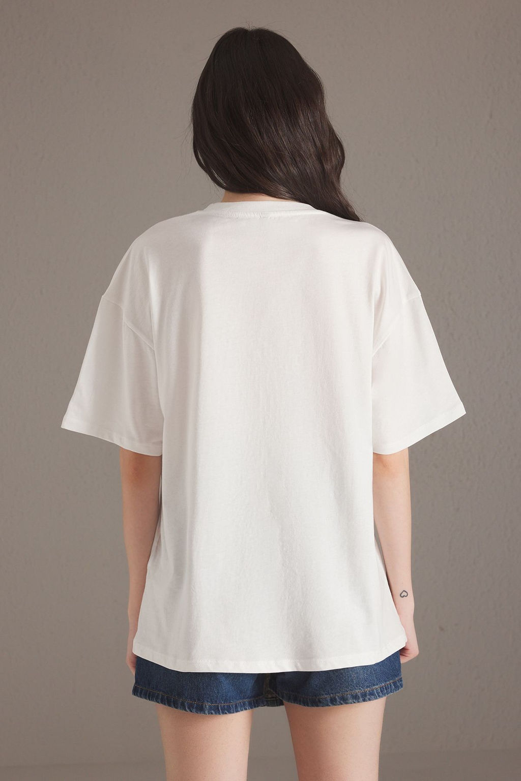 TRENDYOLMILLA Ekru %100 Pamuk Oversize/Genis Kal?p Bask?l? Orme T-Shirt TWOSS25TS00166  фото 4