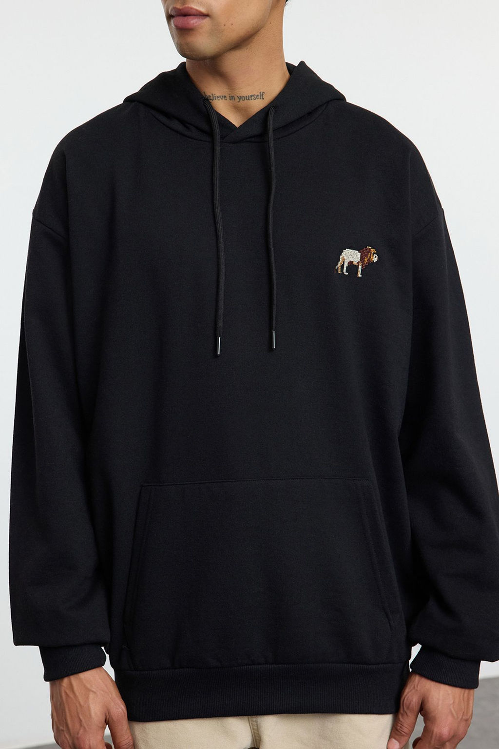 TRENDYOL MAN Siyah Oversize/Genis Kesim Aslan Nak?sl? Ici Polarl? Kapusonlu Sweatshirt TMNAW25SW00165 - Trendyolmilla фото 4