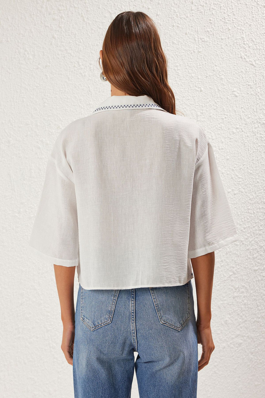 TRENDYOLMILLA Beyaz Yaka ve Dokuma Etek Ucu Nak?s Detayl? Regular Normal Kal?p Dokuma Gomlek TWOSS25GO00050  фото 5