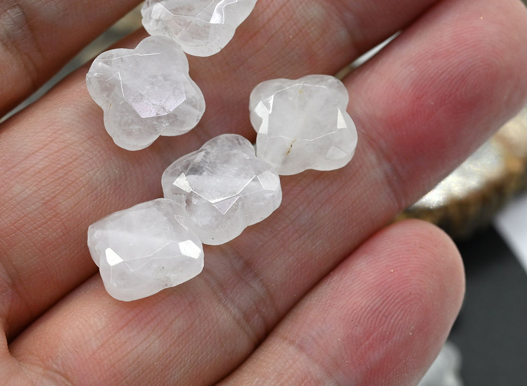 Бусина для рукоделия из горного хрусталя Клевер граненый 13*13мм, 1 шт Радуга камня