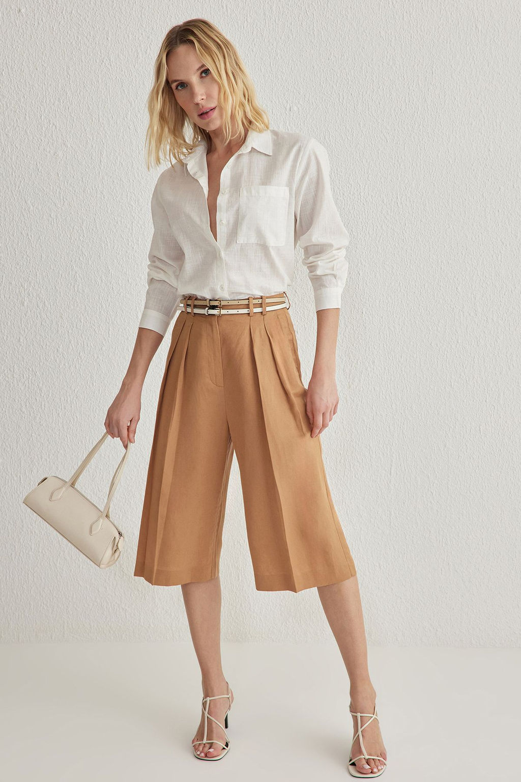 Beyaz Pamuk Kar?s?ml? Keten Gorunumlu Oversize Genis Kal?p Dokuma Gomlek TWOSS25GO00096