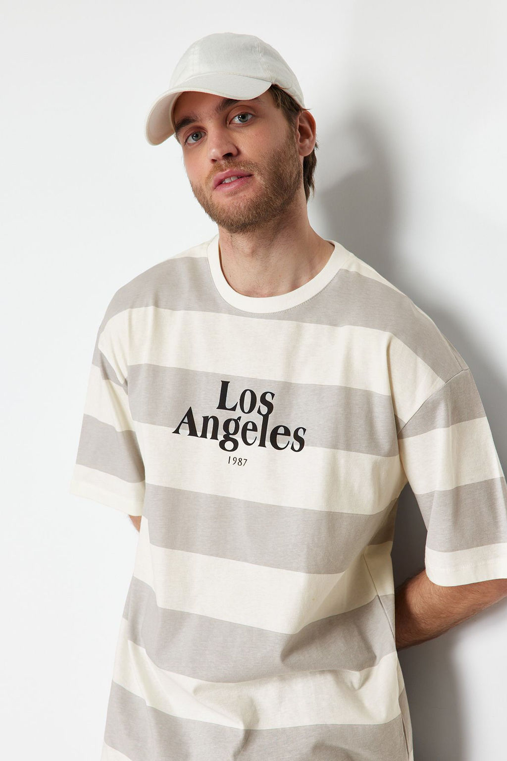 TRENDYOL MAN Tas Oversize Cizgili Sehir Bask?l? %100 Pamuklu T-Shirt TMNSS24TS00062 - Trendyolmilla фото 3