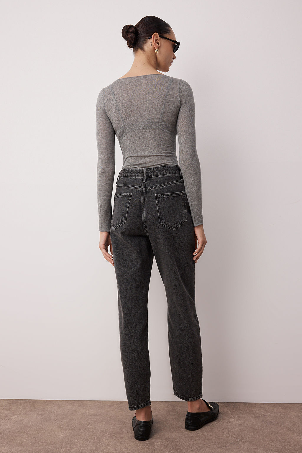 TRENDYOLMILLA Mavi Yuksek Bel Mom Jeans TWOSS23JE00085 фото 18