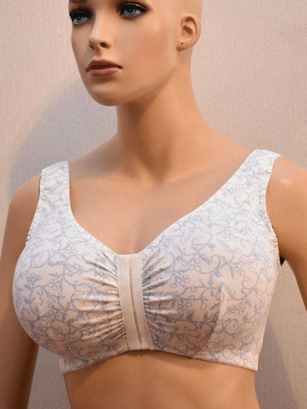 М089 бюст сумрачно белый