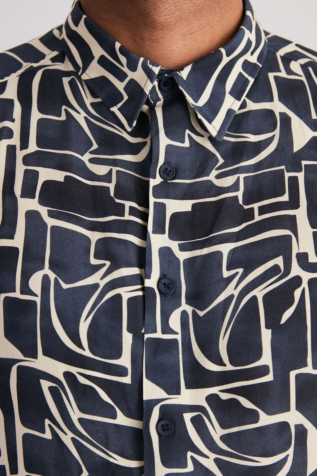 TRENDYOL MAN Lacivert More Sustainable Oversize Fit %100 Viskon Desenli K?sa Kollu Salas Gomlek TMNSS24GO00051 - Trendyolmilla фото 5