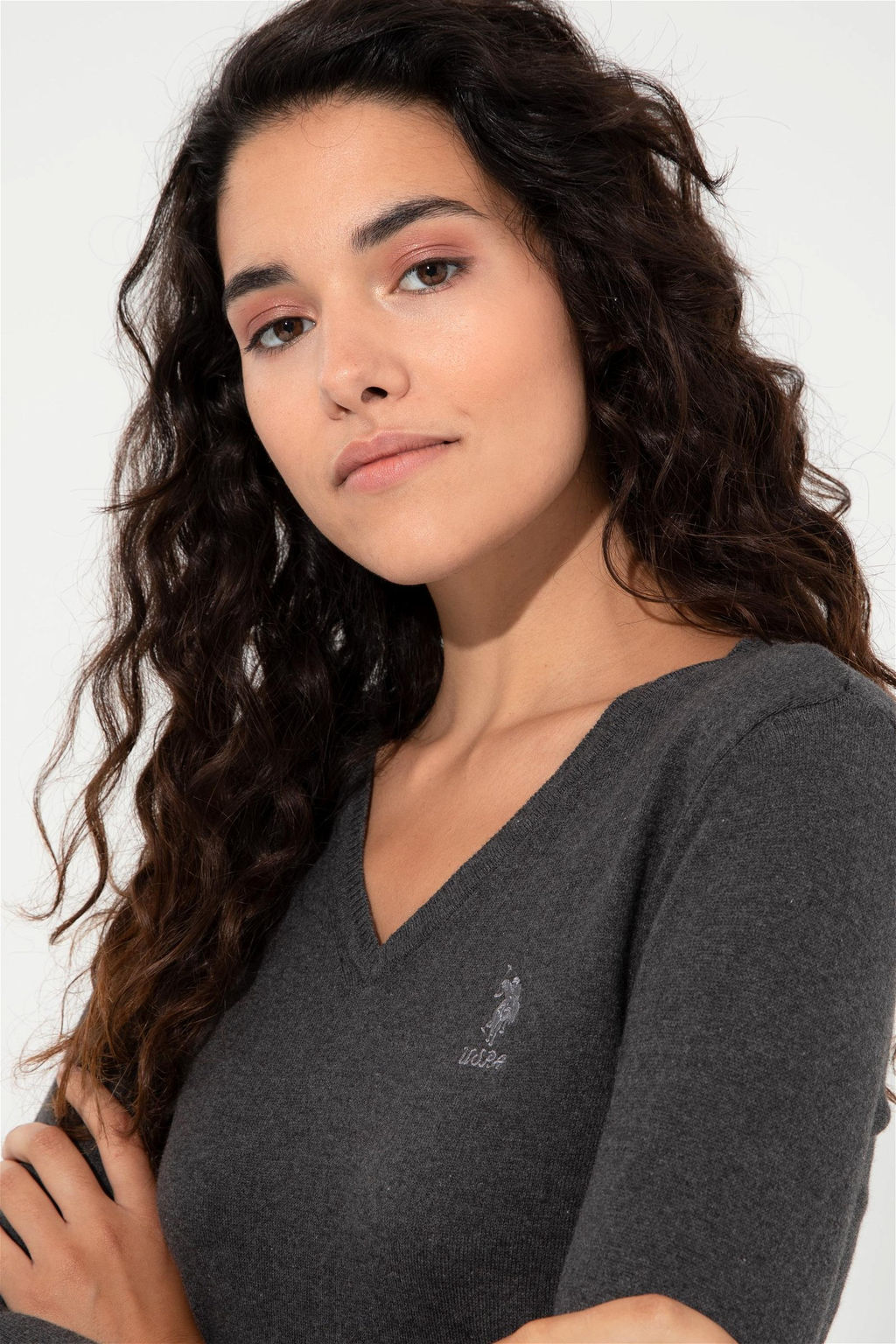 Женский базовый свитер антрацитового меланжевого цвета с v-образным вырезом - U.s. polo assn фото 3