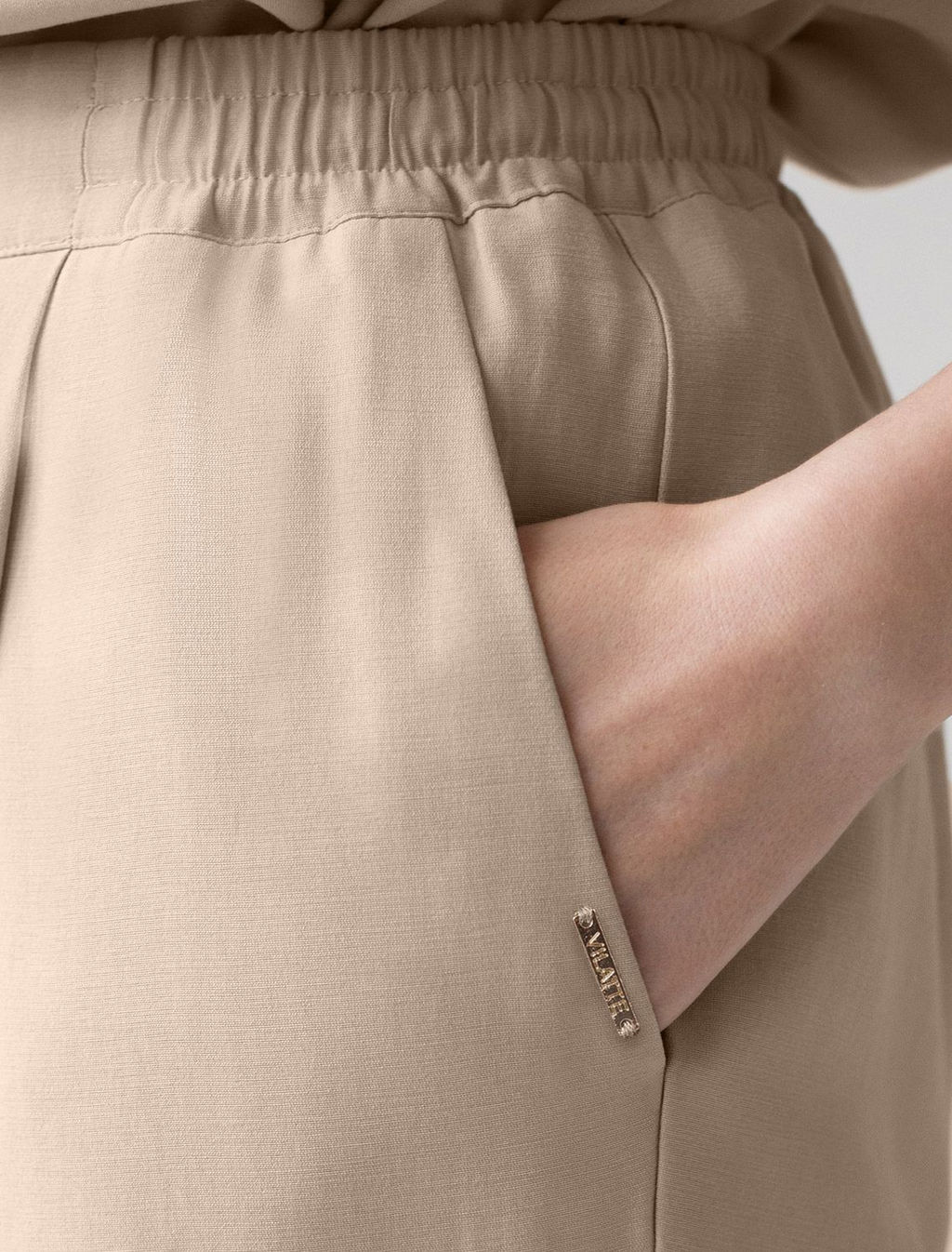 Брюки бананы с поясом на резинке из плотного лиоцелла - Vilatte фото 4