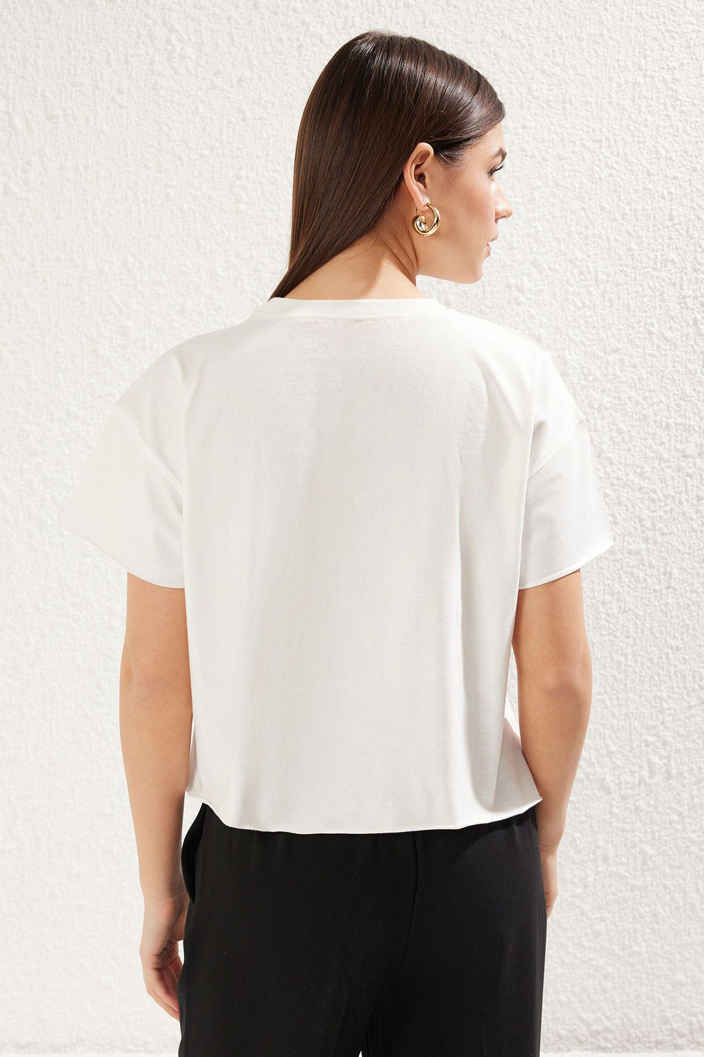 Ekru %100 Kal?n Pamuklu Relaxed Crop/Rahat K?sa Kesim Bisiklet Yaka Orme T-Shirt TWOSS25TS00034