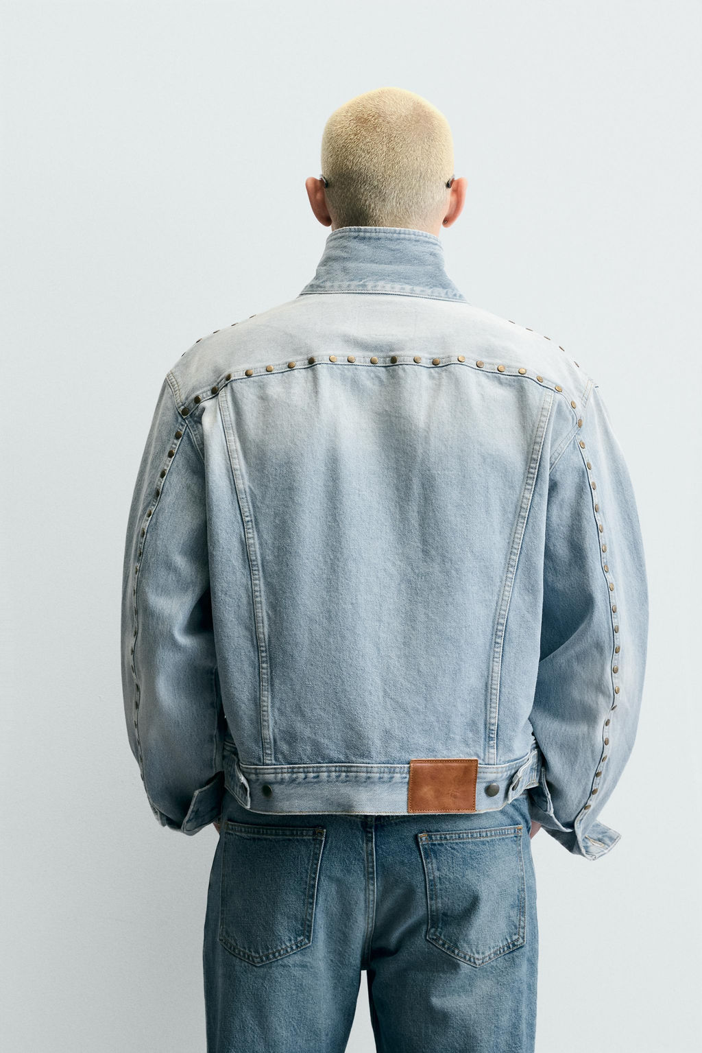 CAZADORA DENIM RELAXED FIT TACHAS MET?LICAS / Azul claro - Zara фото 3