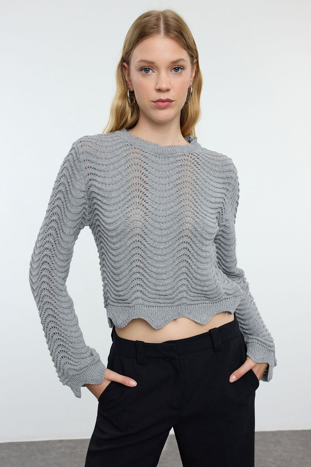 TRENDYOLMILLA Gri Crop Ajurlu/Delikli Bisiklet Yaka Triko Kazak TWOAW25KZ00346