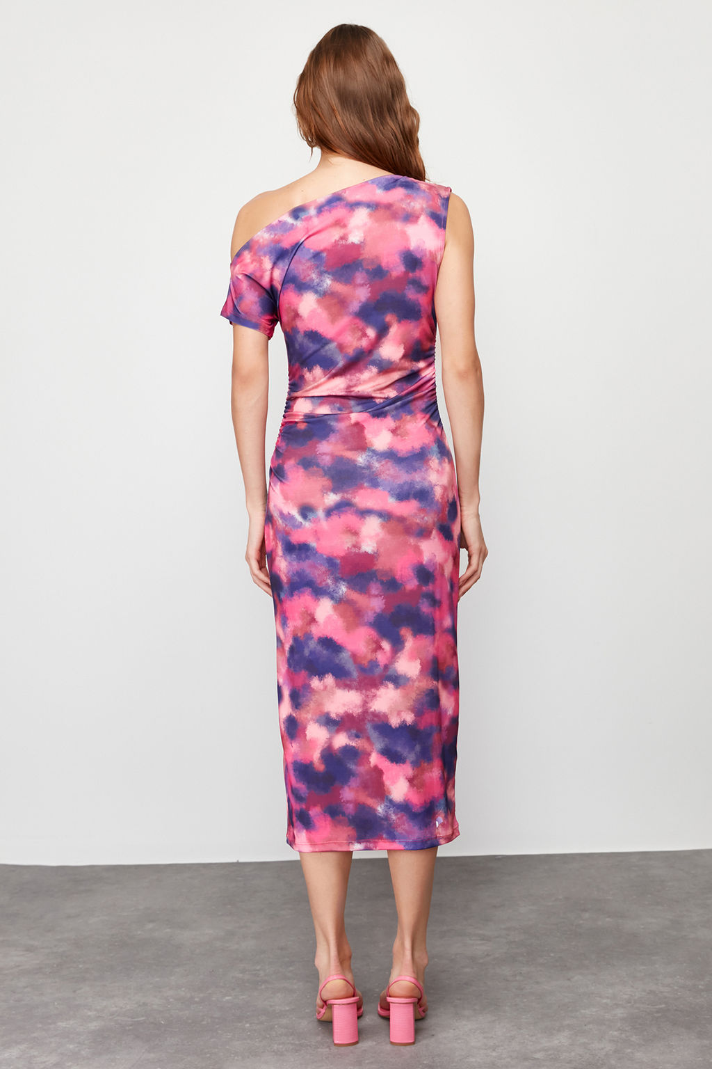 Cok Renkli Bask?l? Vucuda Oturan Kay?k Yaka S?f?r Kol Esnek Orme Midi Kalem Elbise TWOSS24EL00662