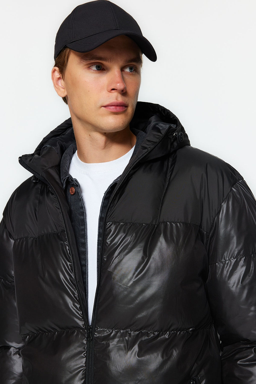 TRENDYOL MAN Siyah Regular Fit Kapusonlu Bloklu Su ve Ruzgara Dayan?kl? Sisme K?sl?k Mont TMNAW24MO00025 - Trendyolmilla фото 4