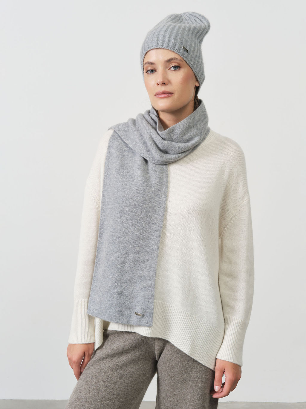 Шапка из кашемира 04217 серо-голубая