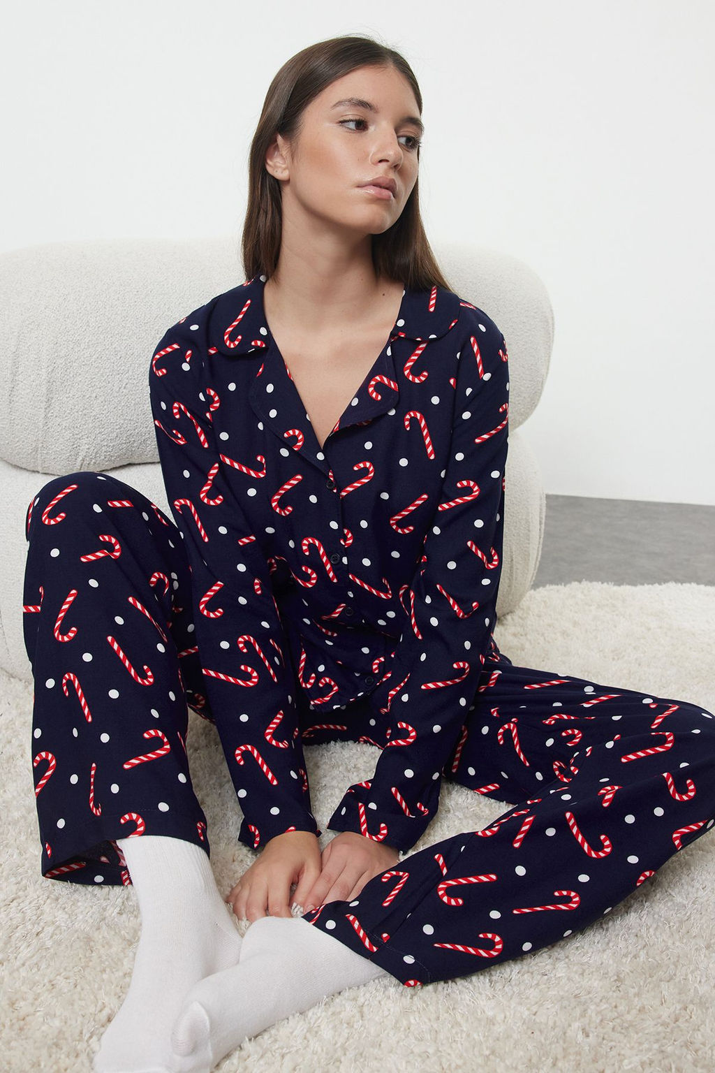 Trendyolmilla Lacivert Puantiyeli Y?lbas? Temal? Viskon Dokuma Pijama Tak?m? THMAW25PT00168