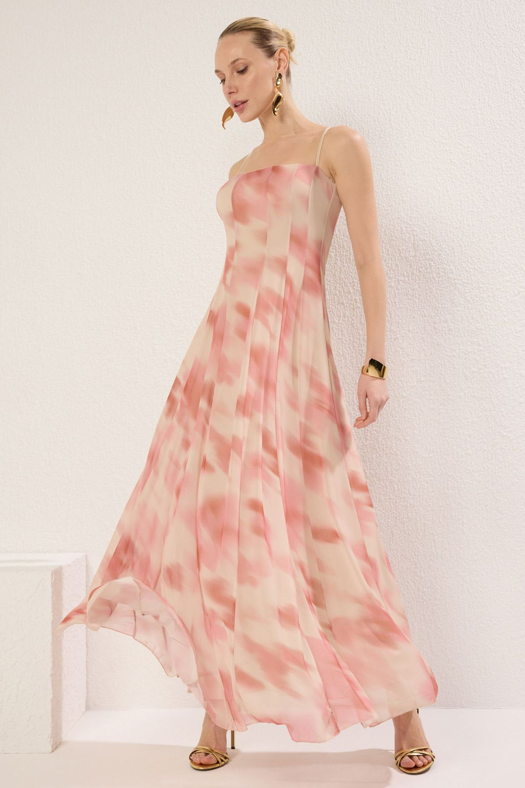 TRENDYOLMILLA Cok Renkli Soyut Desenli Tul Orme S?k Maxi Abiye & Mezuniyet Elbise TPRSS25AE00094
