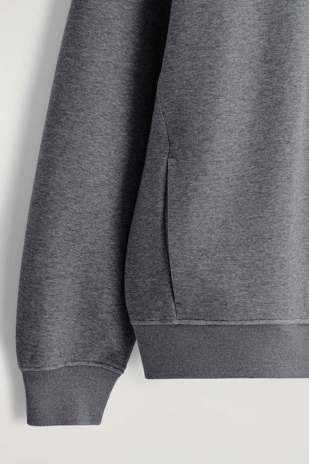 SUDADERA CON CAPUCHA EFECTO NEOPRENO