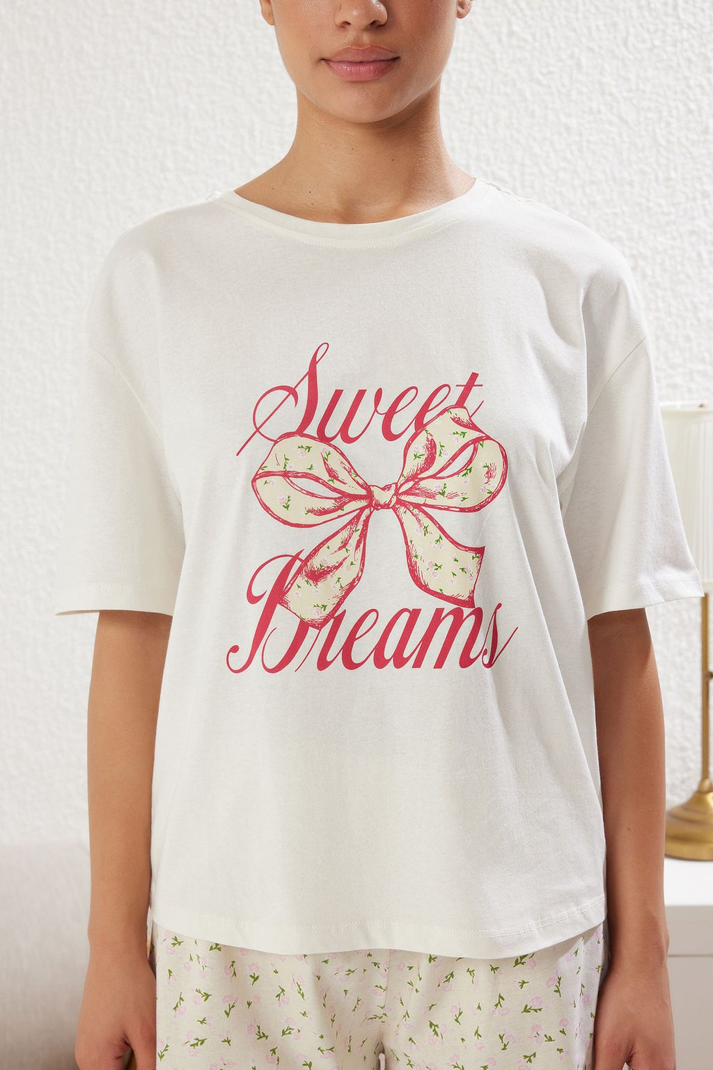 Trendyolmilla Ekru %100 Pamuklu Cicekli Kurdele/Fiyonk Bask?l? Sortlu Orme Pijama Tak?m? THMSS25PT00175 фото 3