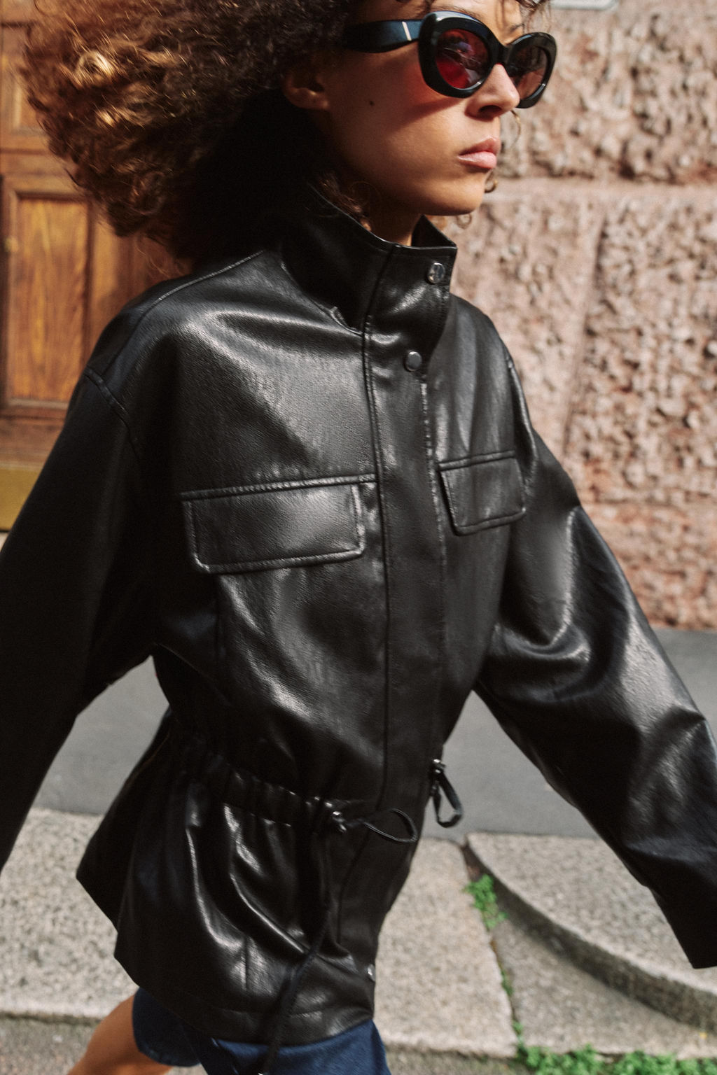 CAZADORA EFECTO PIEL CUELLO SUBIDO / Negro - Zara фото 7