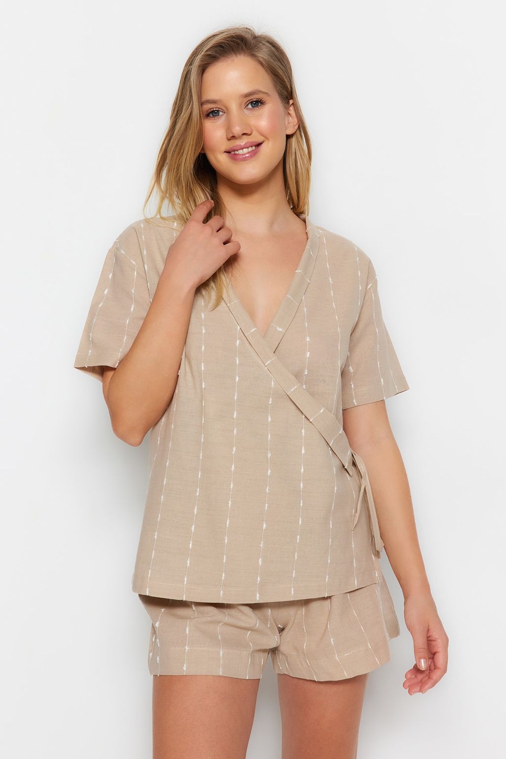 Trendyolmilla Bej %100 Pamuklu Cizgili Genis Kal?p Sortlu Dokuma Pijama Tak?m? THMSS23PT00229