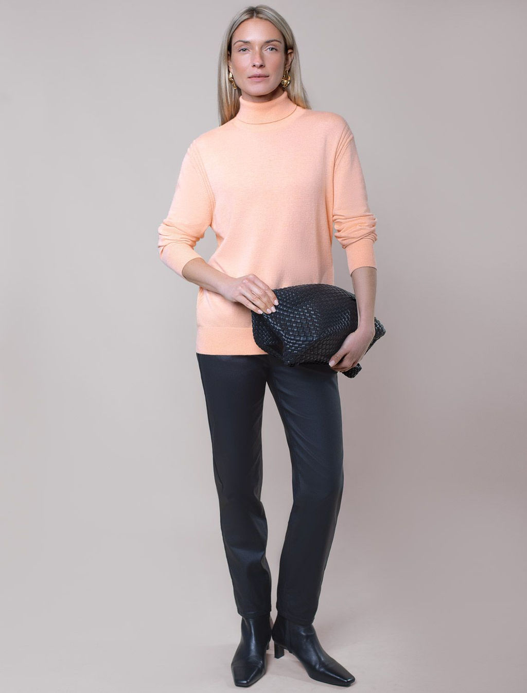 D34.199 Свитер женский персиковый