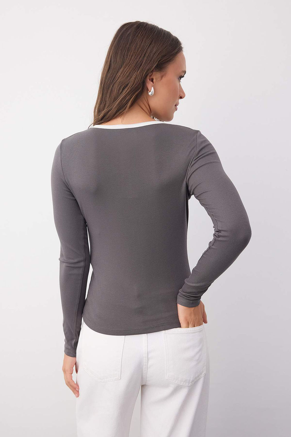 Wardrobe Essentials  Antrasit Renk Bloklu Dugmeli Orme Bluz | TWOAW26BZ00004 - Trendyolmilla фото 4