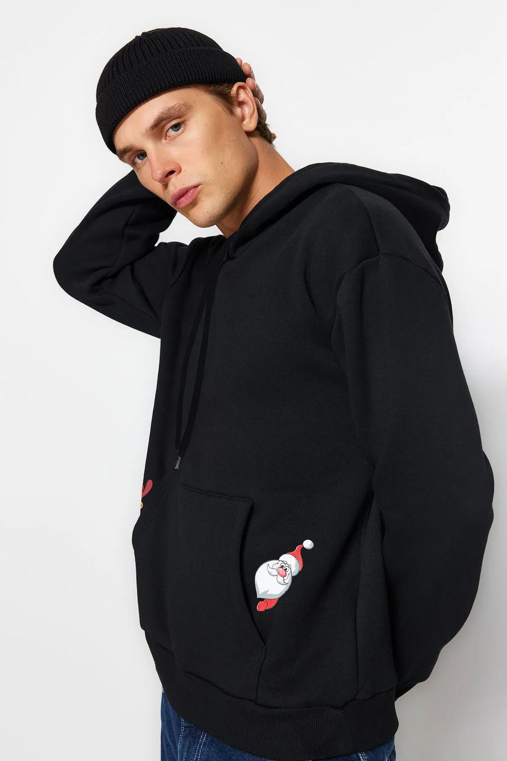 TRENDYOL MAN Siyah Oversize/Genis Kesim Kapusonlu Cepli Y?lbas? Temal? Sweatshirt TMNAW23SW00110