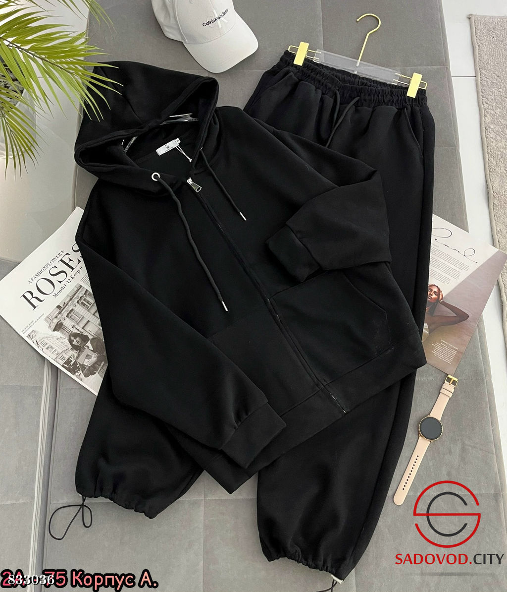 Спортивный женский костюм