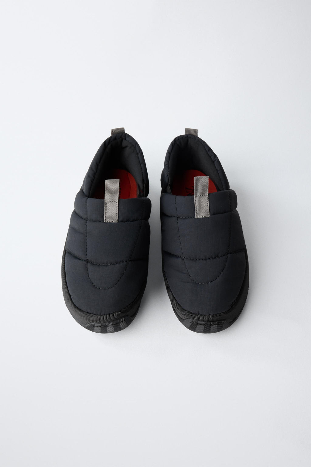 ZAPATILLA ACOLCHADA / Negro