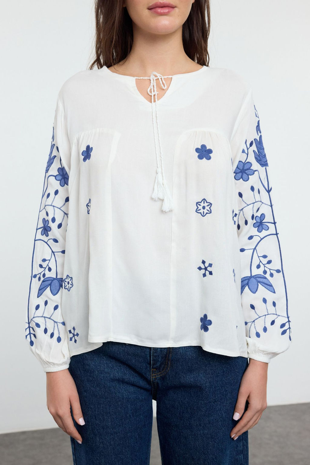 Beyaz Nak?sl? Boyundan Bagc?k Detayl? Dokuma Bluz TWOAW25BZ00294 - Trendyolmilla фото 4