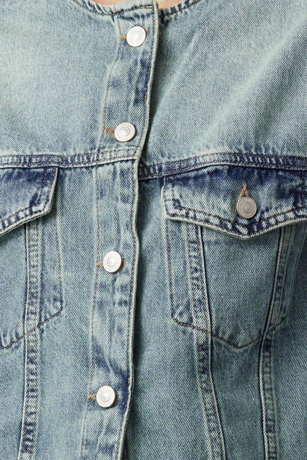 Mavi Soluk Efekt Vintage Yaka Detayl? Crop Denim Ceket TWOAW25CE00004 - Trendyolmilla фото 3