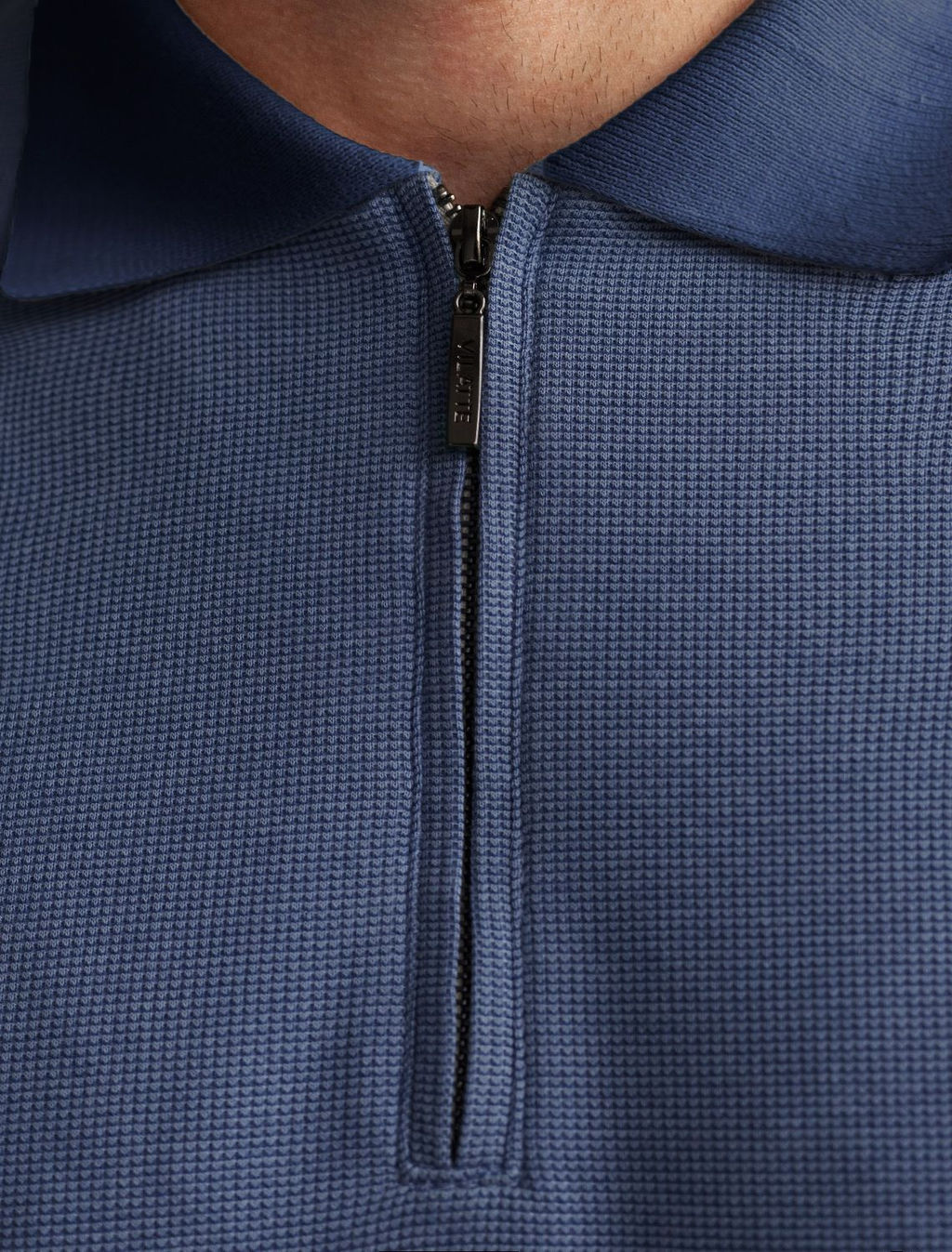 Лонгслив из мягкого фактурного трикотажа с плетеным воротником поло на молнии VILATTE