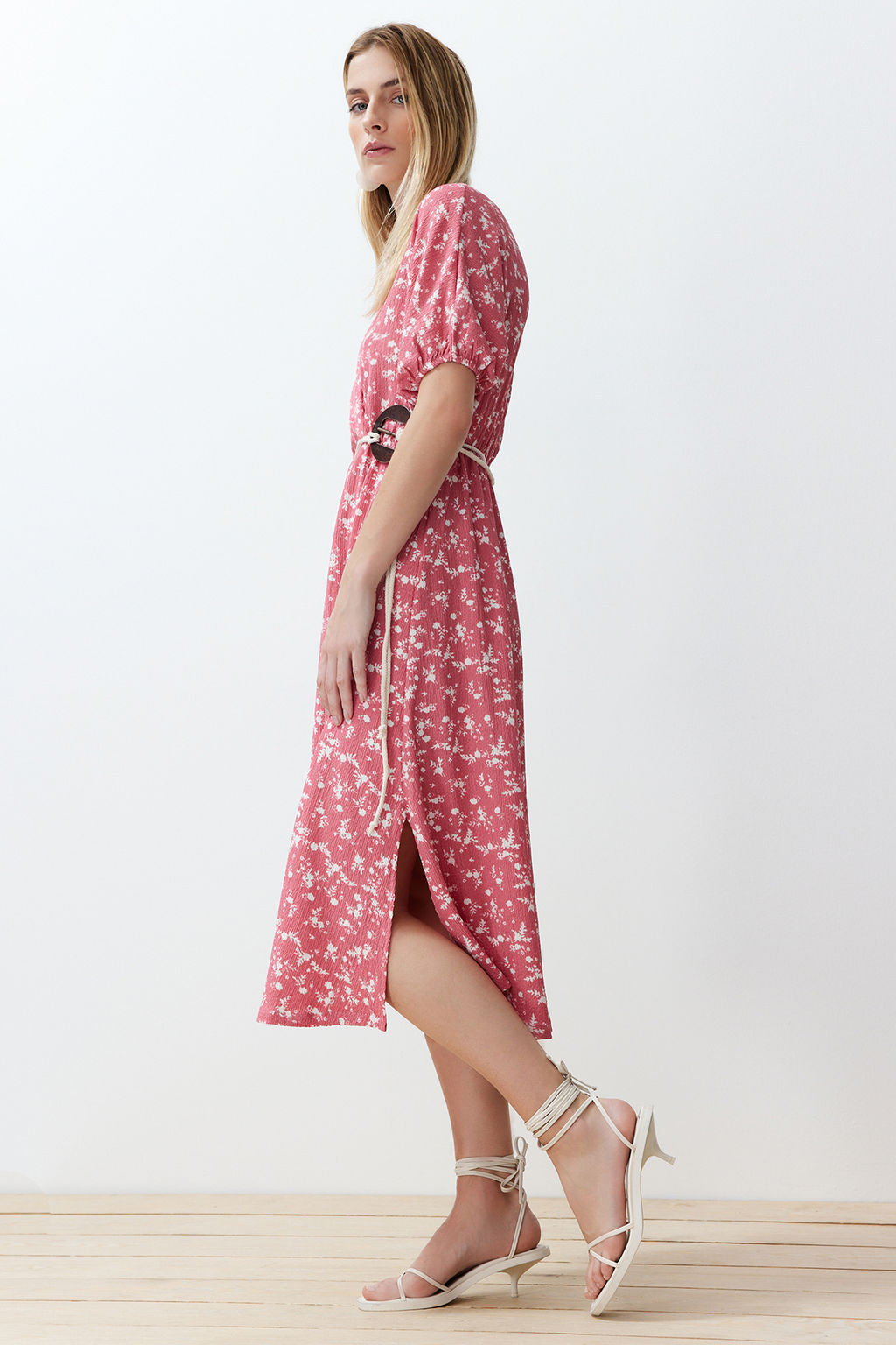 Pembe Bask?l? Aksesuar Kemer Detayl? Buzgulu Esnek Orme Maxi Elbise TWOSS24EL00871 - Trendyolmilla фото 3