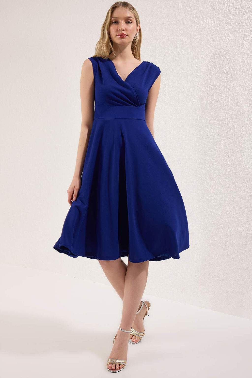 TRENDYOLMILLA Siyah A-Kesim Dokuma Midi Elbise TPRAW25EL00183