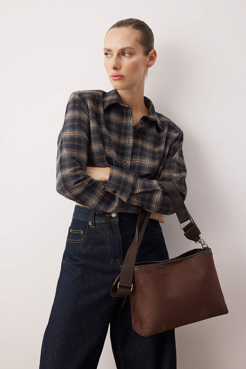 Kahverengi Suet Yavrulu Kad?n Midi Omuz Cantas? TAKAW26OC00076 - Trendyolmilla фото 3