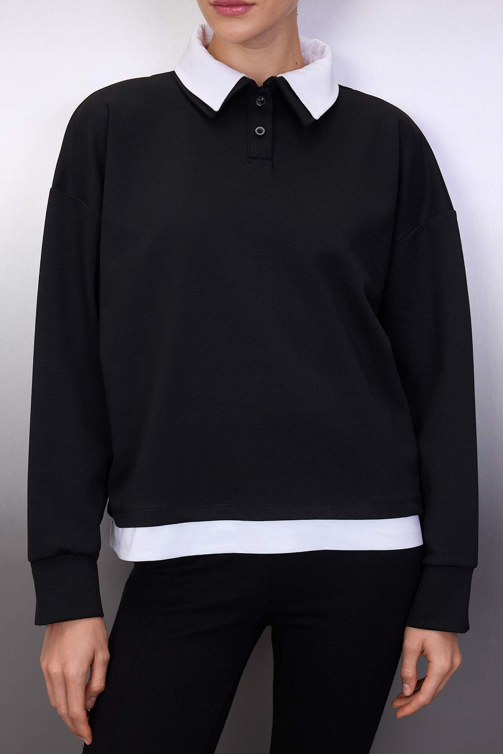 Siyah Dokuma Garnili Polo Yaka Oversize/Genis Kal?p Orme Sweatshirt TWOAW26SW00122 - Trendyolmilla фото 3