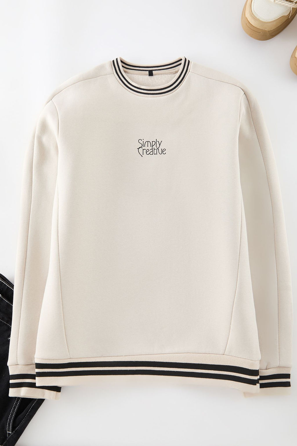 TRENDYOL MAN Ekru Regular/Normal Kesim Yaka Triko Bant Detayl? Yaz? Bask?l? Sweatshirt TMNAW25SW00108 - Trendyolmilla фото 6