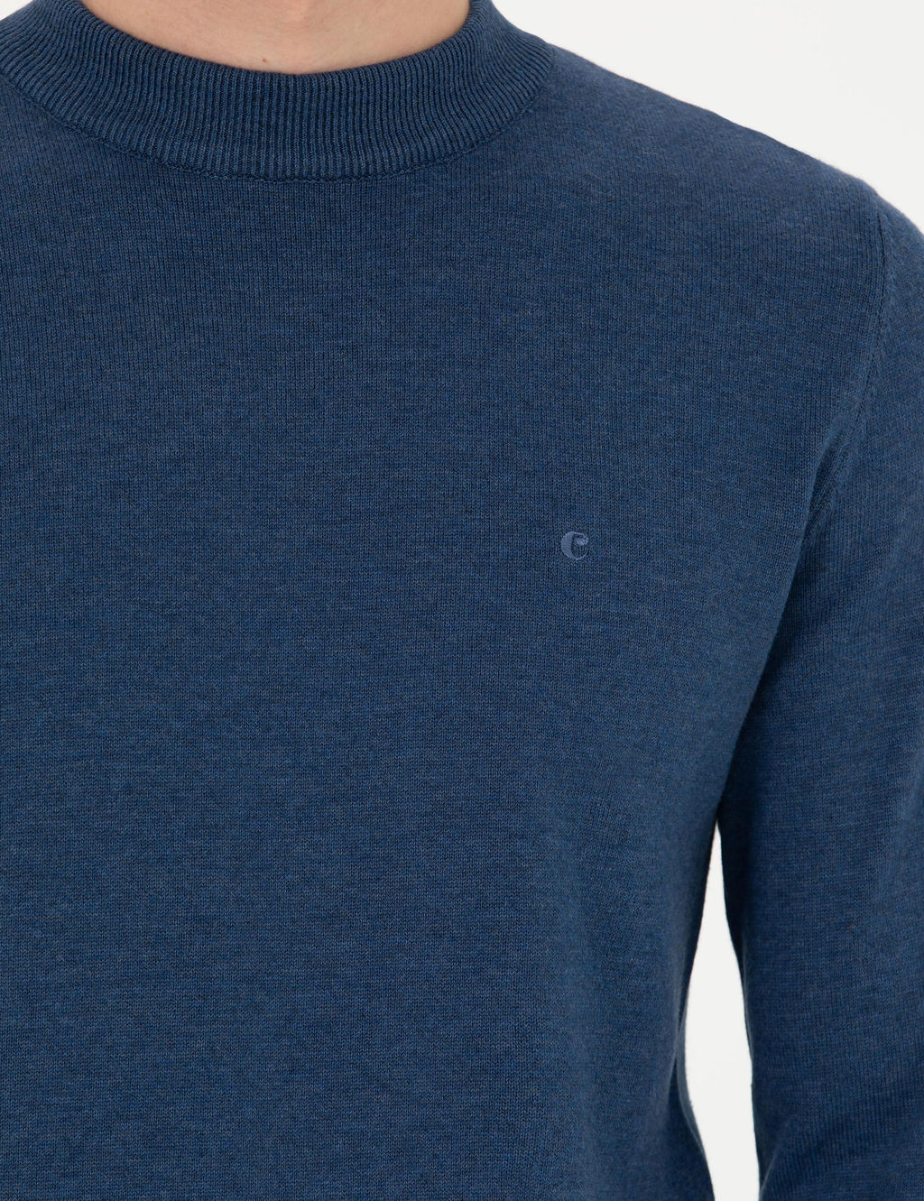 Базовый трикотажный свитер стандартного кроя цвета индиго с четверть-черепаховым воротником