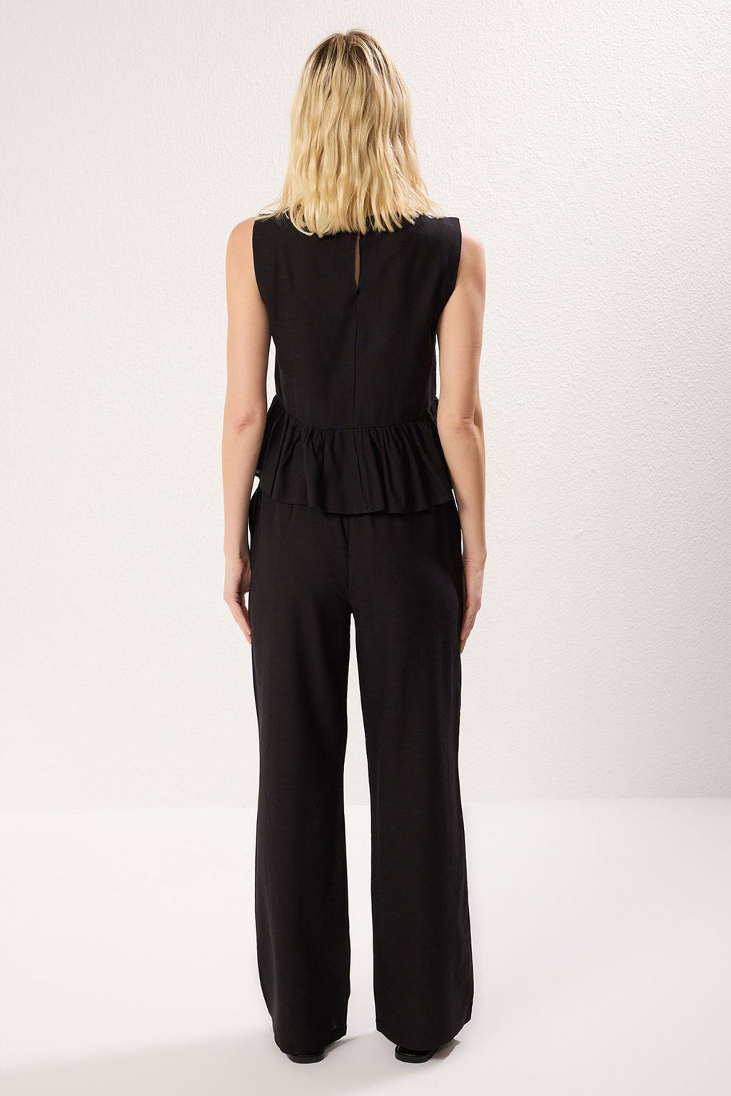 Siyah Keten Gorunumlu Bisiklet Yaka Bluz ve Pantolon Dokuma Alt-Ust Tak?m TWOSS25AU00081