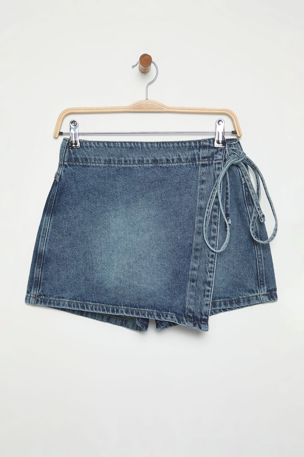 Trendyolmilla Mavi Kruvaze Baglama Detayl? Normal Bel Denim Sort Etek TWOSS25SR00182  фото 5