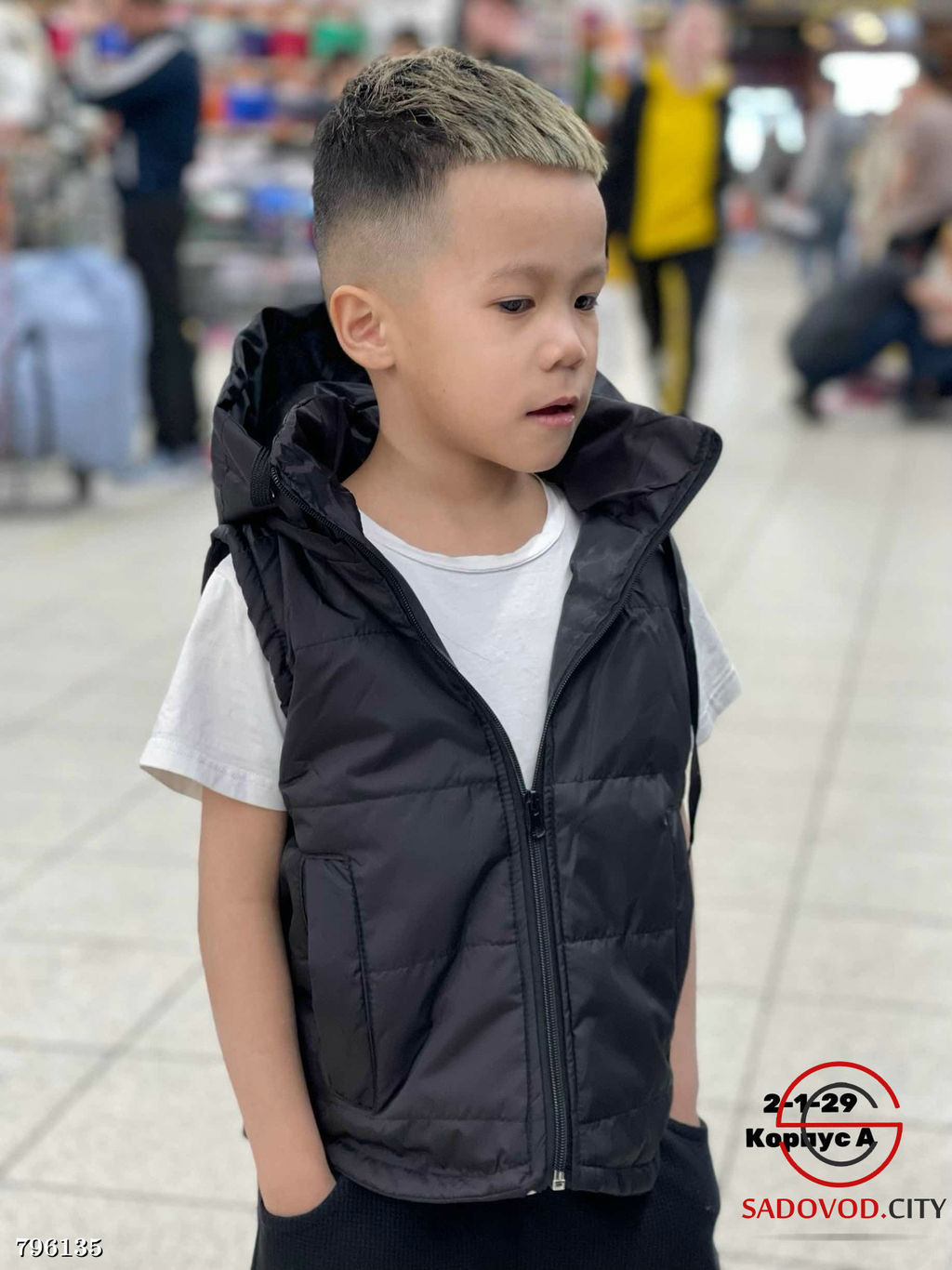 Жилет для мальчика с капюшоном