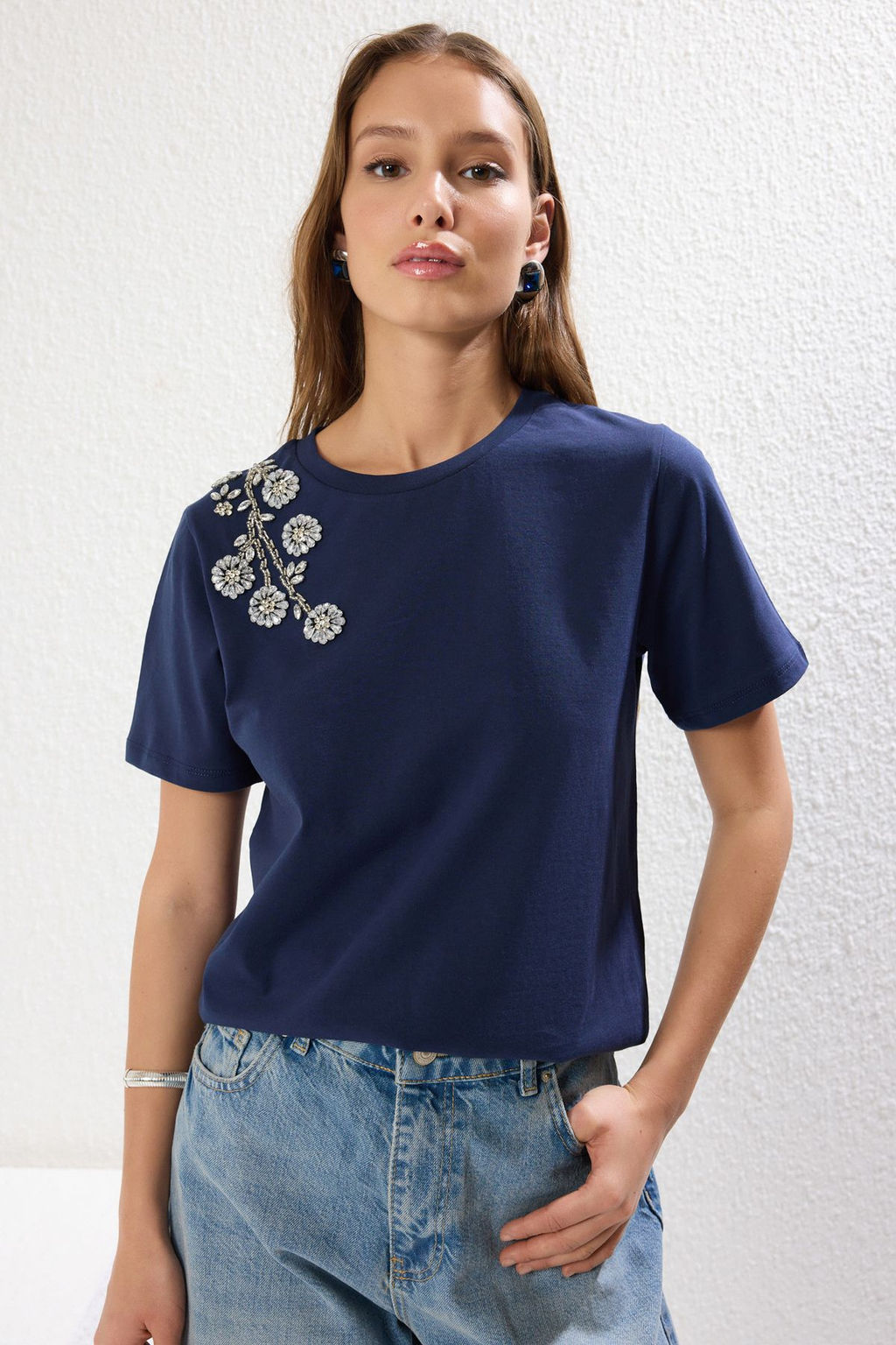 TRENDYOLMILLA Lacivert Tasl? Regular/Normal Kal?p Orme T-Shirt TWOSS25TS00038