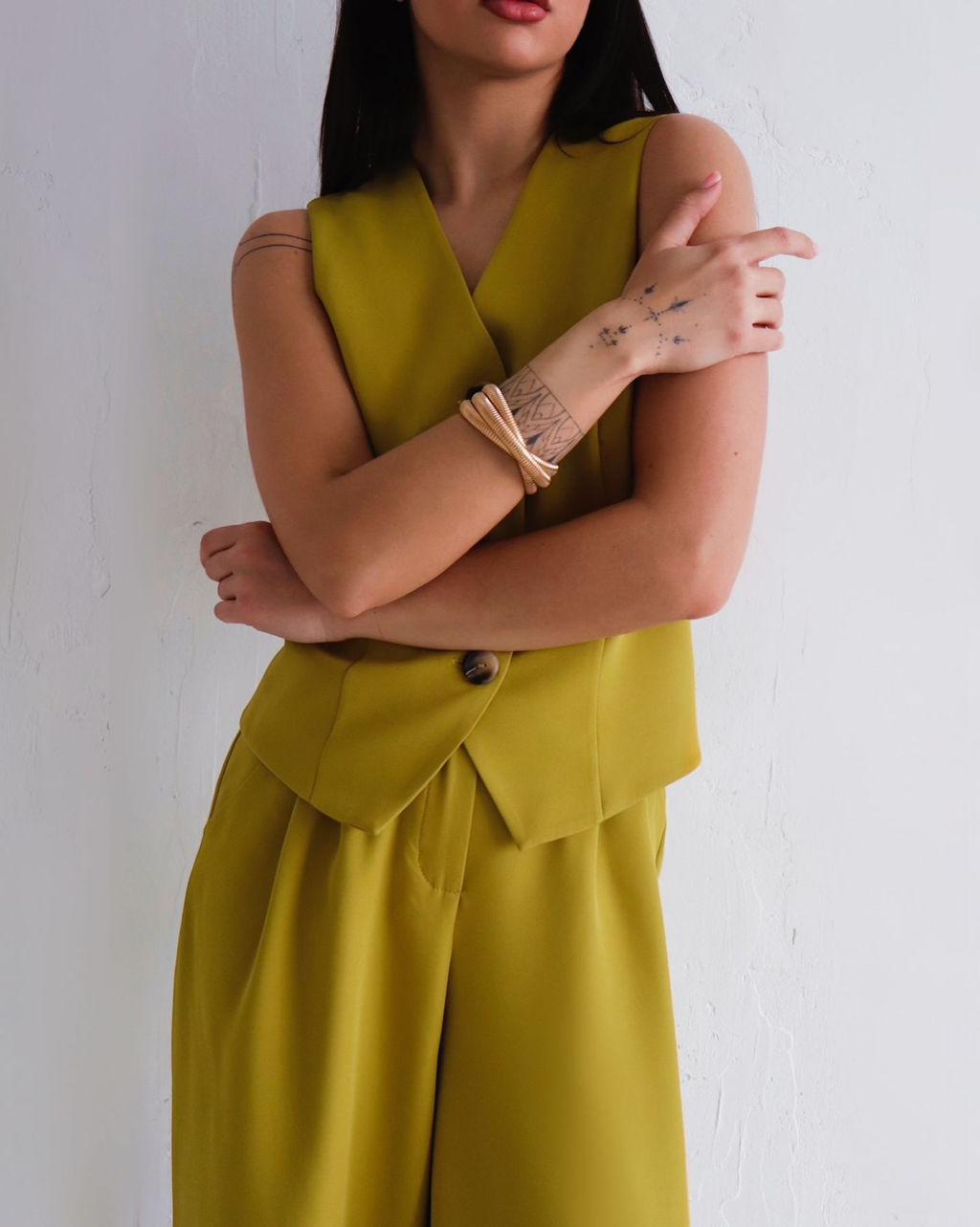 12441 Костюм брючный с жилетом шафран - Martichelli фото 4