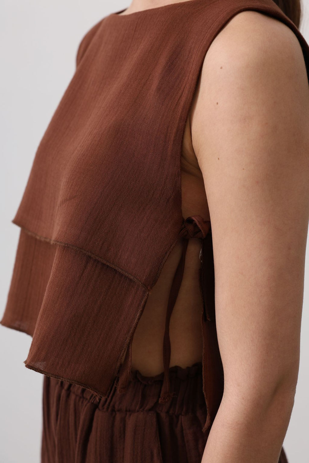 Trendyolmilla Kahverengi Bisiklet Yaka Yandan Baglama Detayl? Crop Dokuma Bluz TWOSS25BZ00166