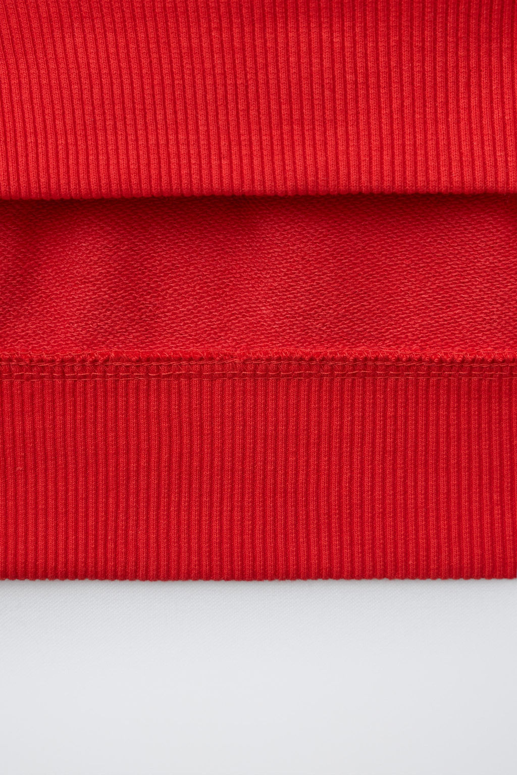 SUDADERA ESTAMPADO TEXTO PARCHE RIZO / Rojo