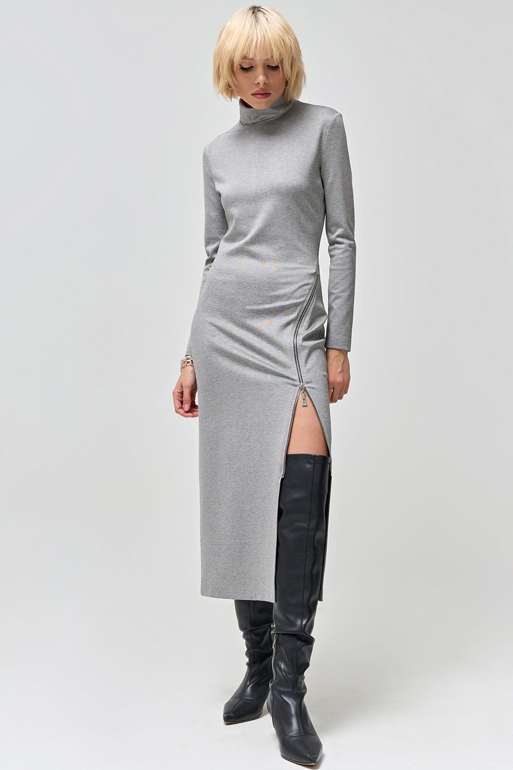 Платье из плотного трикотажа с застежкой на молнию серое новый год